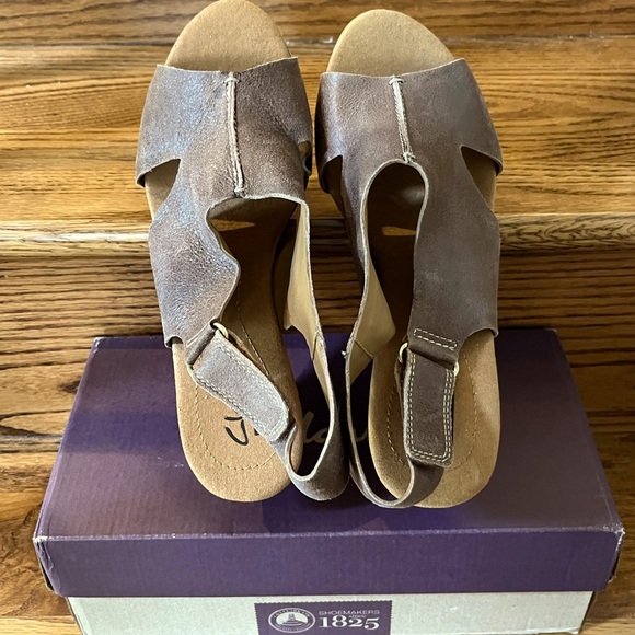 New Clarks Brown Suede Sandals Size 7 Wide - Picture 5 of 7